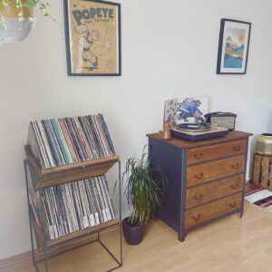 Étagère vinyles + commode rénovée
